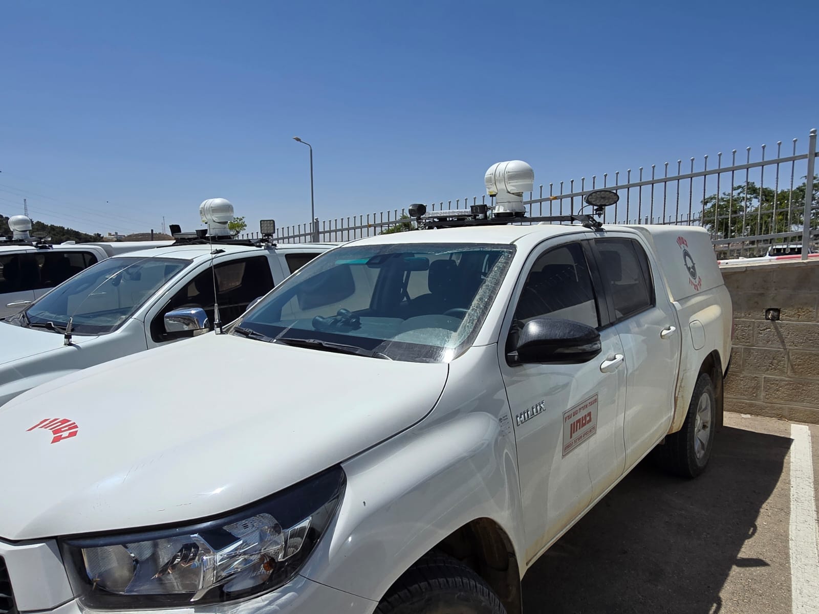 רכבי סיור עם מצלמות תצפית מותקנות על הגג